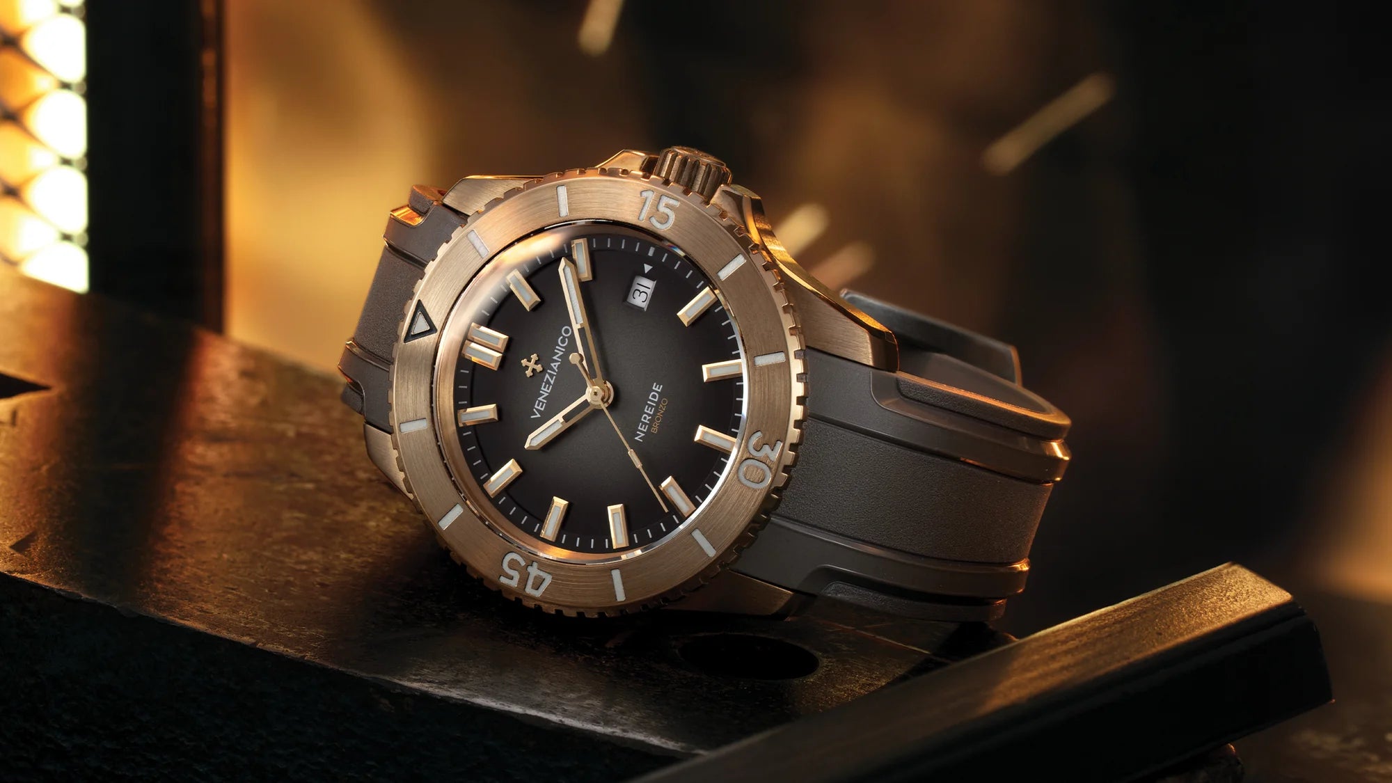 venezianico nereide bronzo con sfondo forgeria