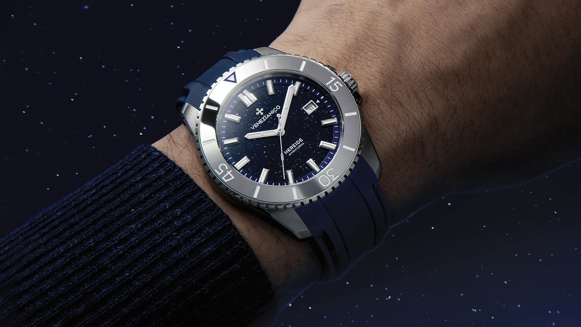 nereide in vetro avventurina viola indossato con bracciale in gomma