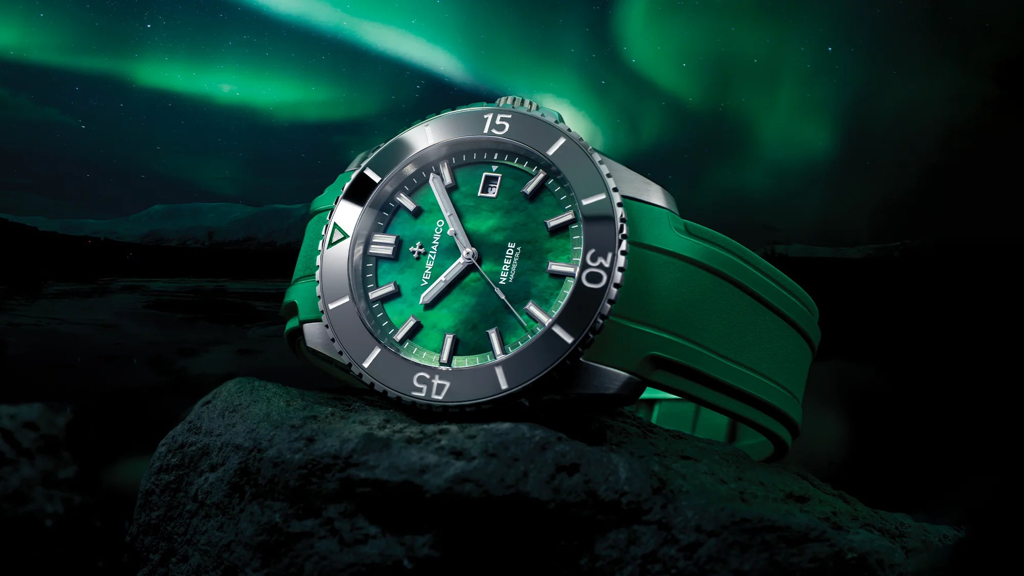 venezianico nereide madreperla verde con sfondo aurora boreale