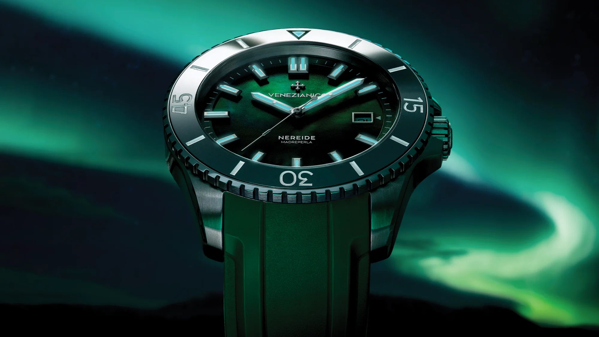 venezianico nereide madreperla verde con sfondo aurora boreale