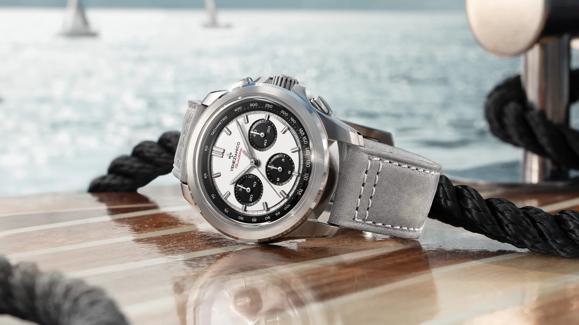 presentazione bucintoro bianco e nero con sfondo mare