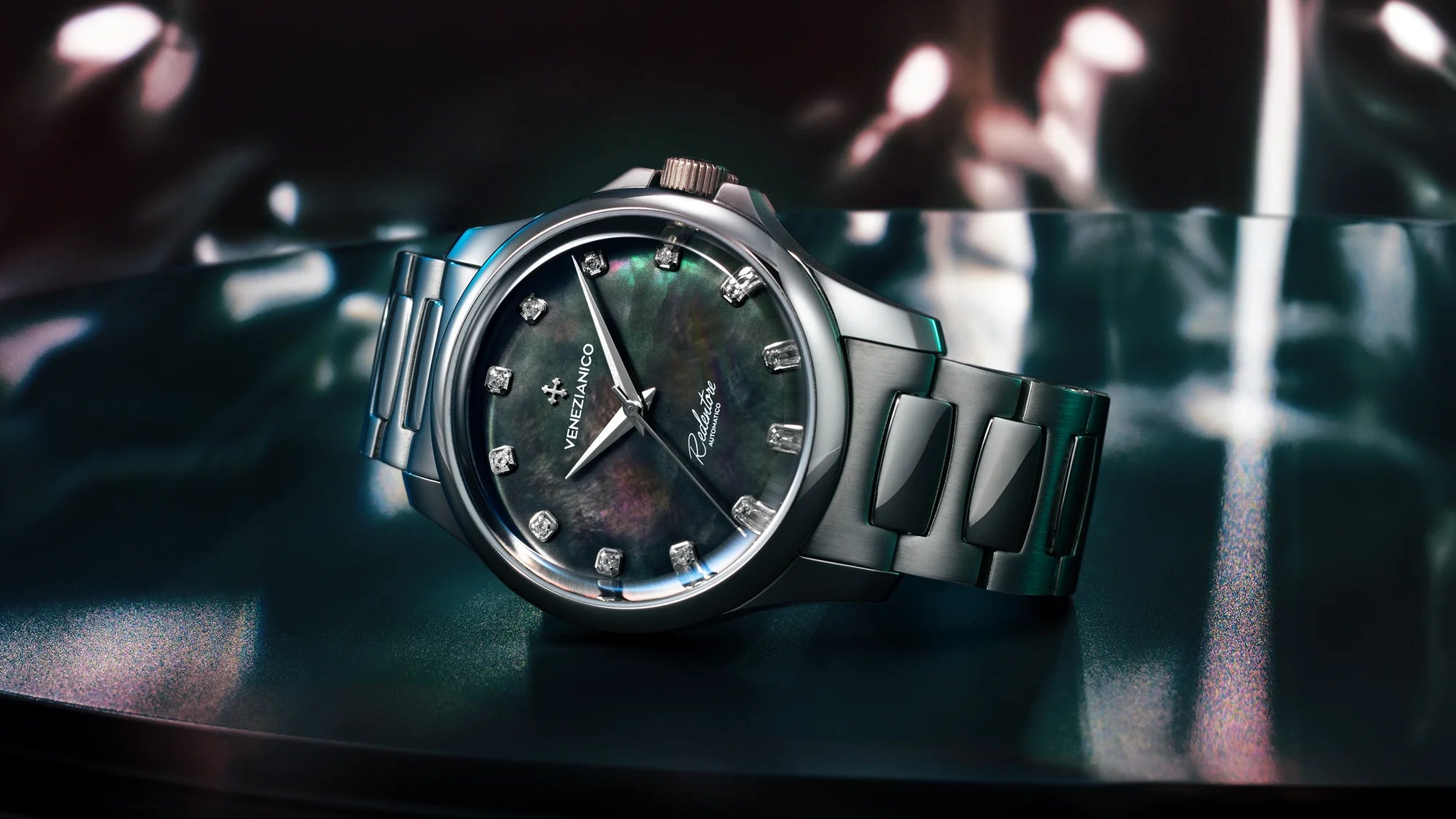 venezianico redentore diamanti nero appoggiato su tavolo in vetro