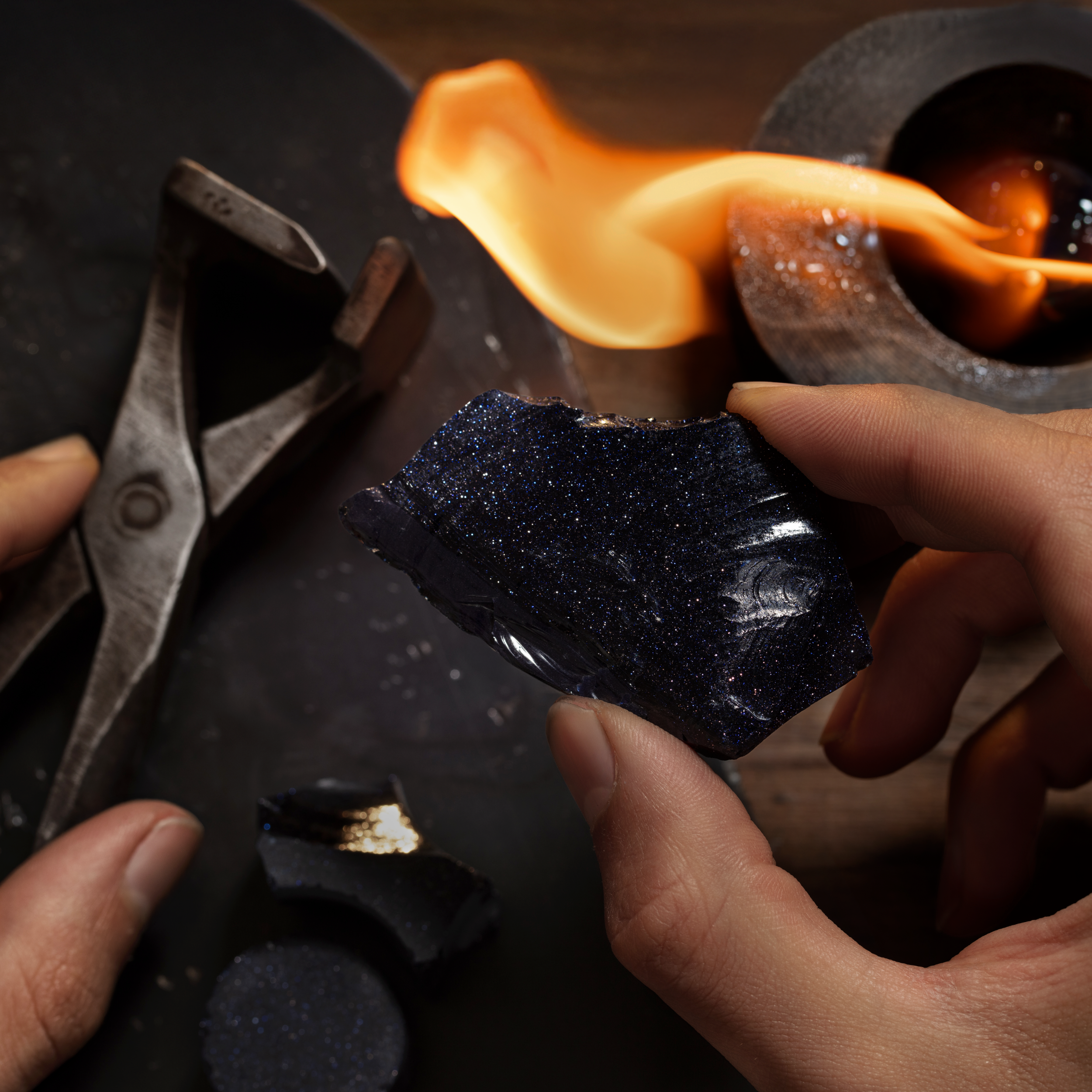 pezzo di vetro aventurina viola con sfondo di fuoco per fusione