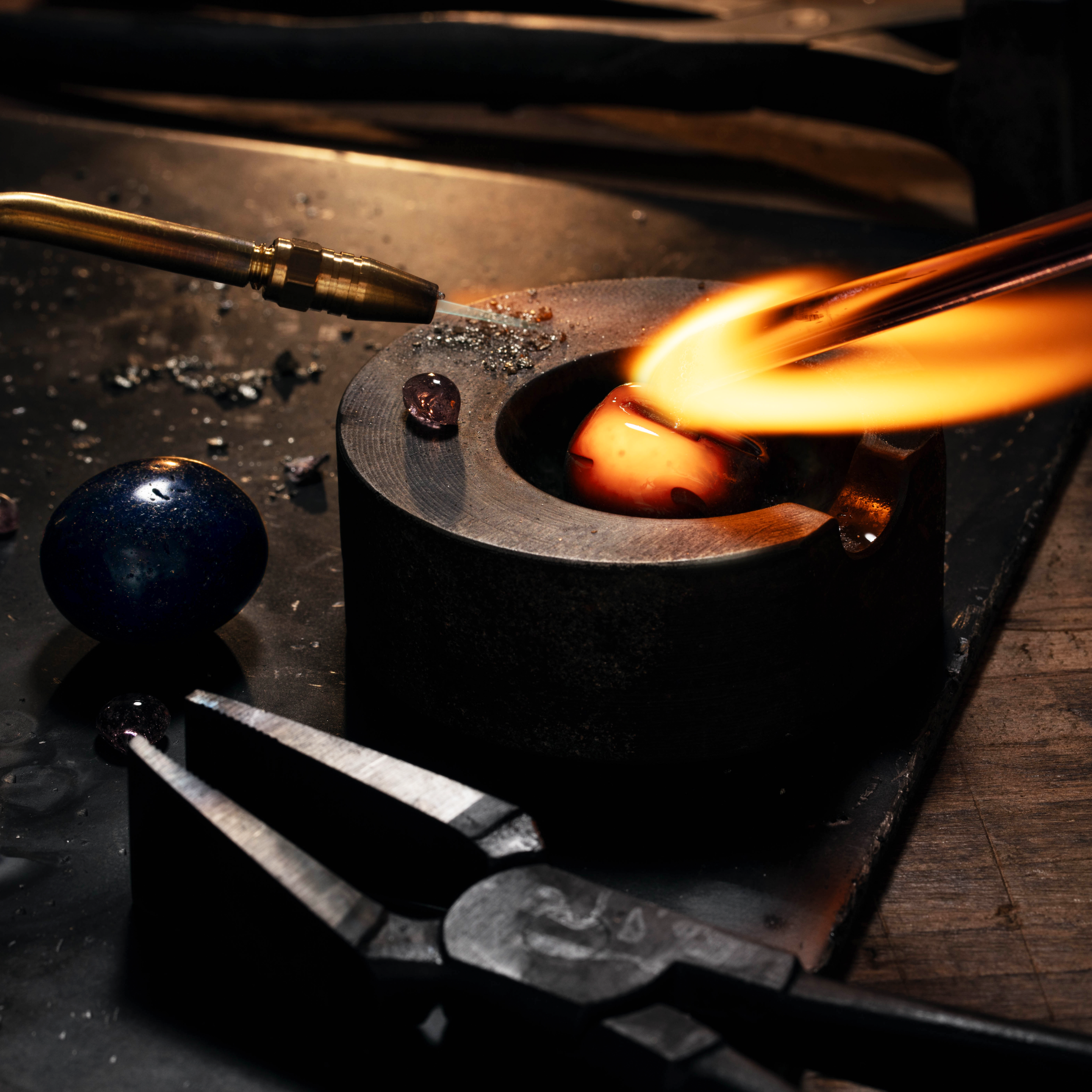 foto fornace per creazione vetro avventurina con fuoco