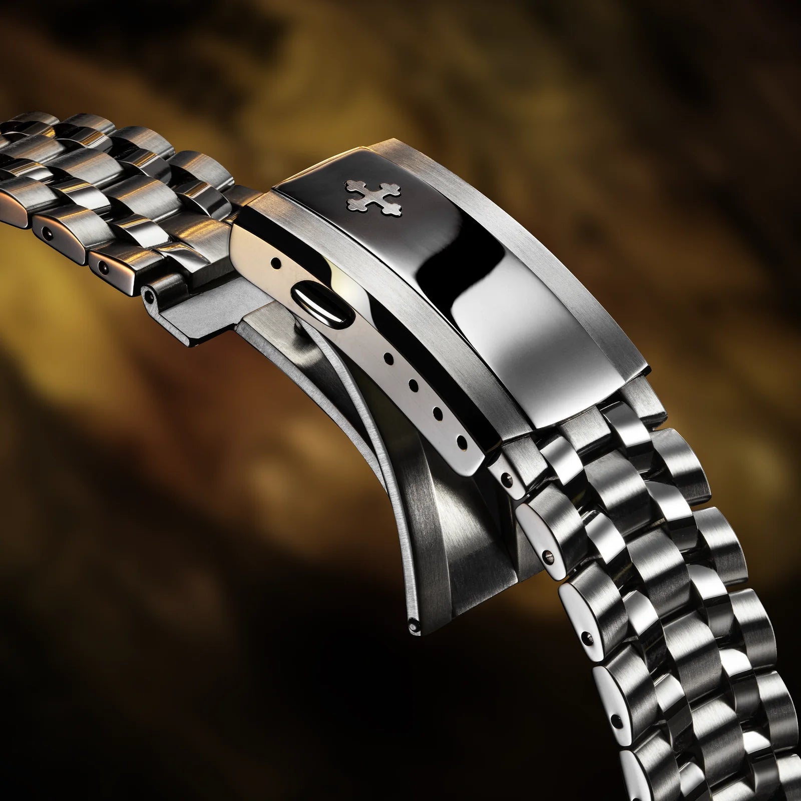 bracciale sansovino con dettagli sullo sfondo in oro