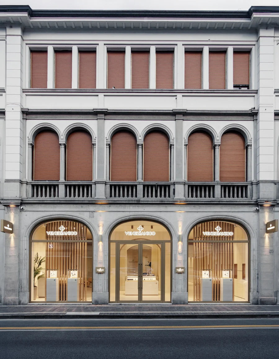foto dell'esterno di giorno di palazzo baradel e del venezianico atelier con vetrina