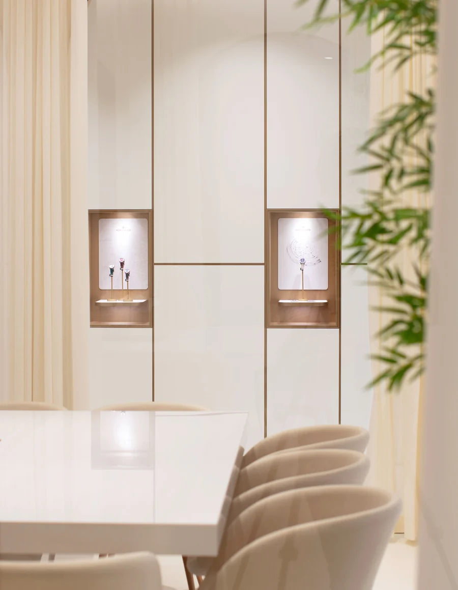 foto degli interni del venezianico atelier conteche con orologi illuminate