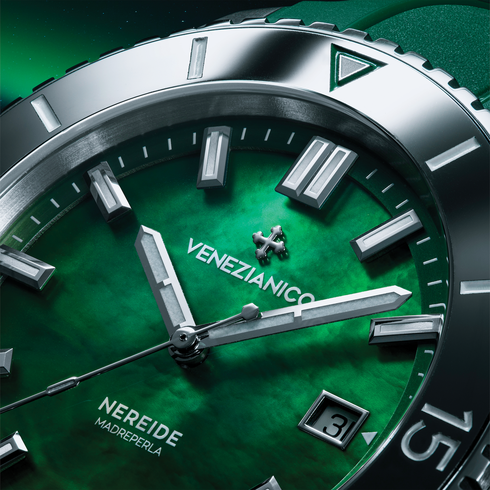 dettaglio quadrante nereide madreperla verde con aurora boreale