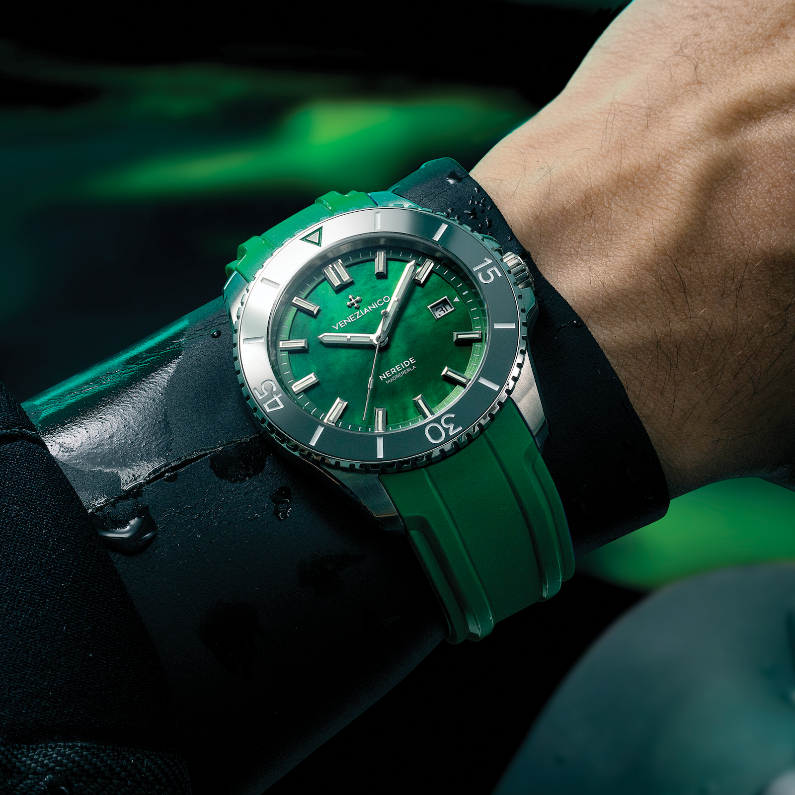 nereide madreperla verde con aurora boreale indossato