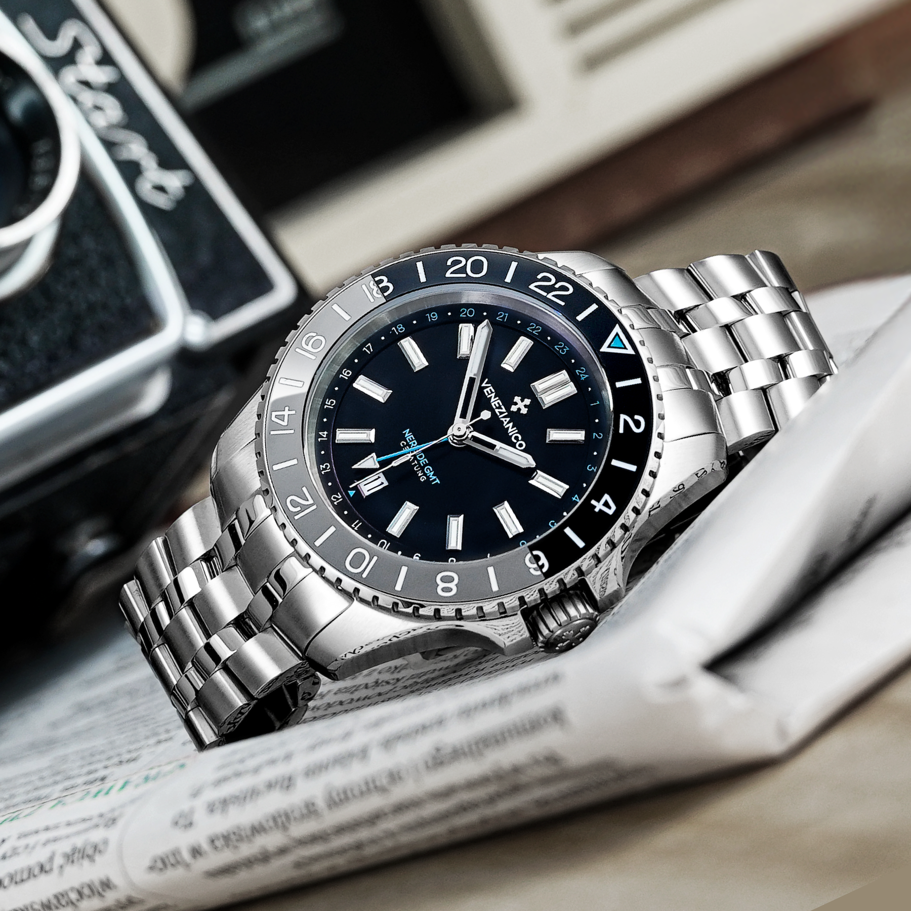 Nereide GMT Ceratung™ presentazione su carta di giornale - 4521500S