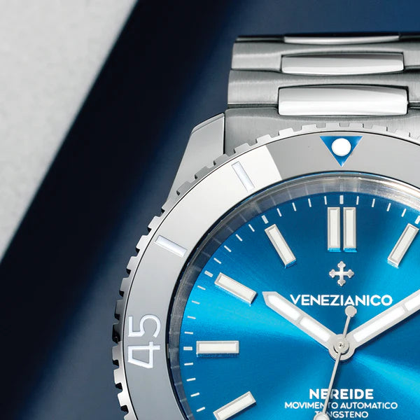 dettaglio lunetta in tungsteno e quadrante venezianico nereide blu