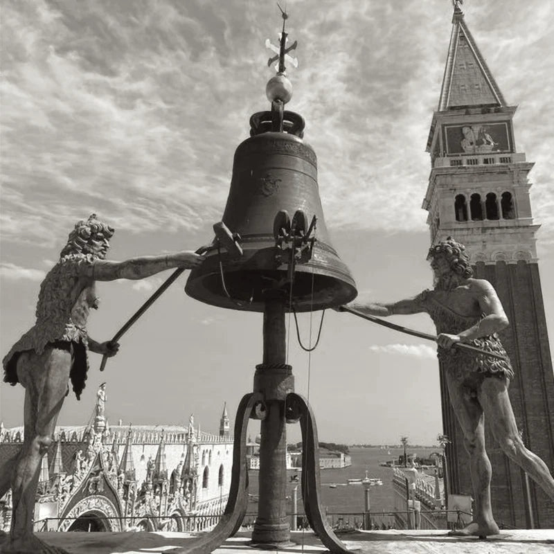 foto campanile e campana piazza san marco venezia con croce e logo venezianico