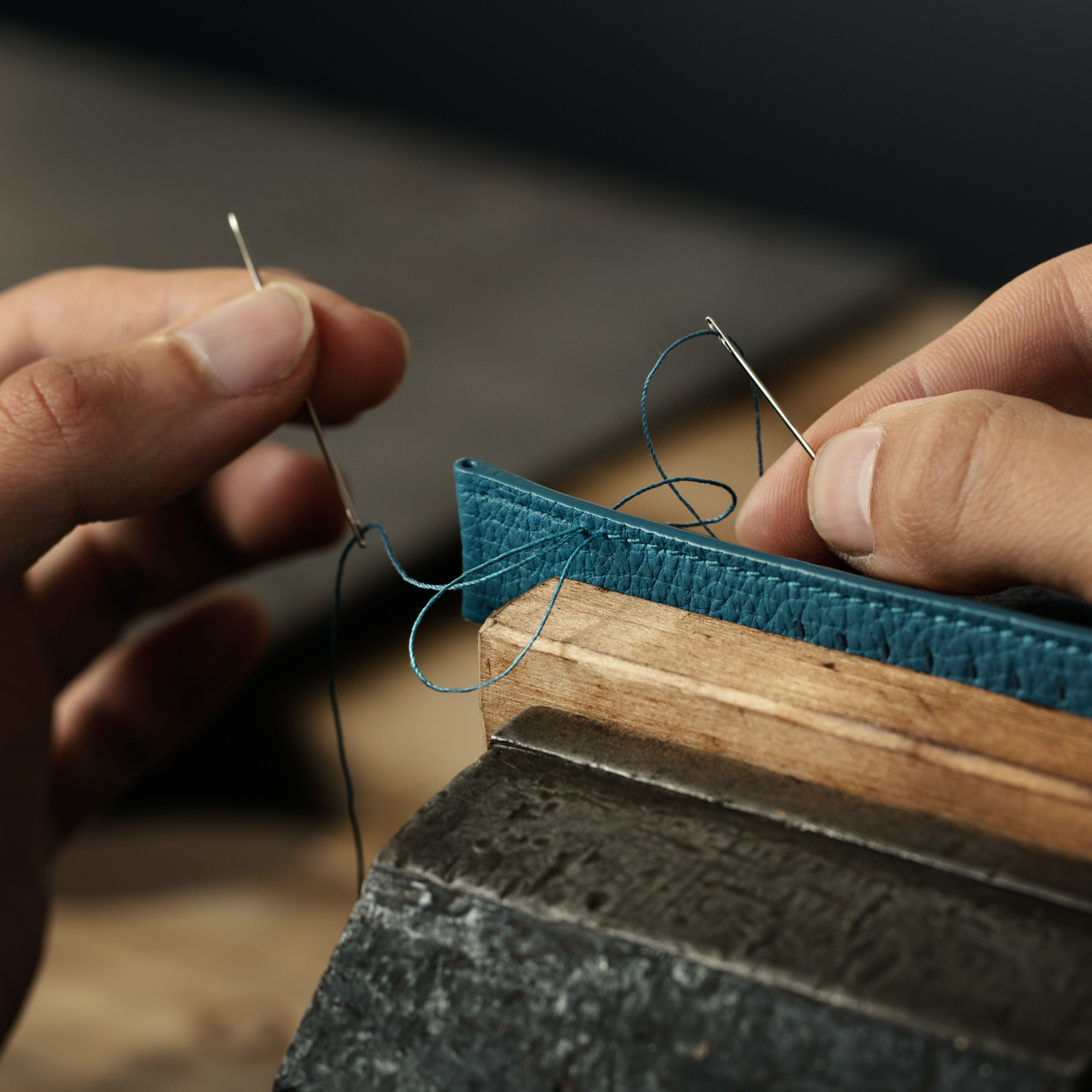 realizzazione bracciale pelle goffrata blu