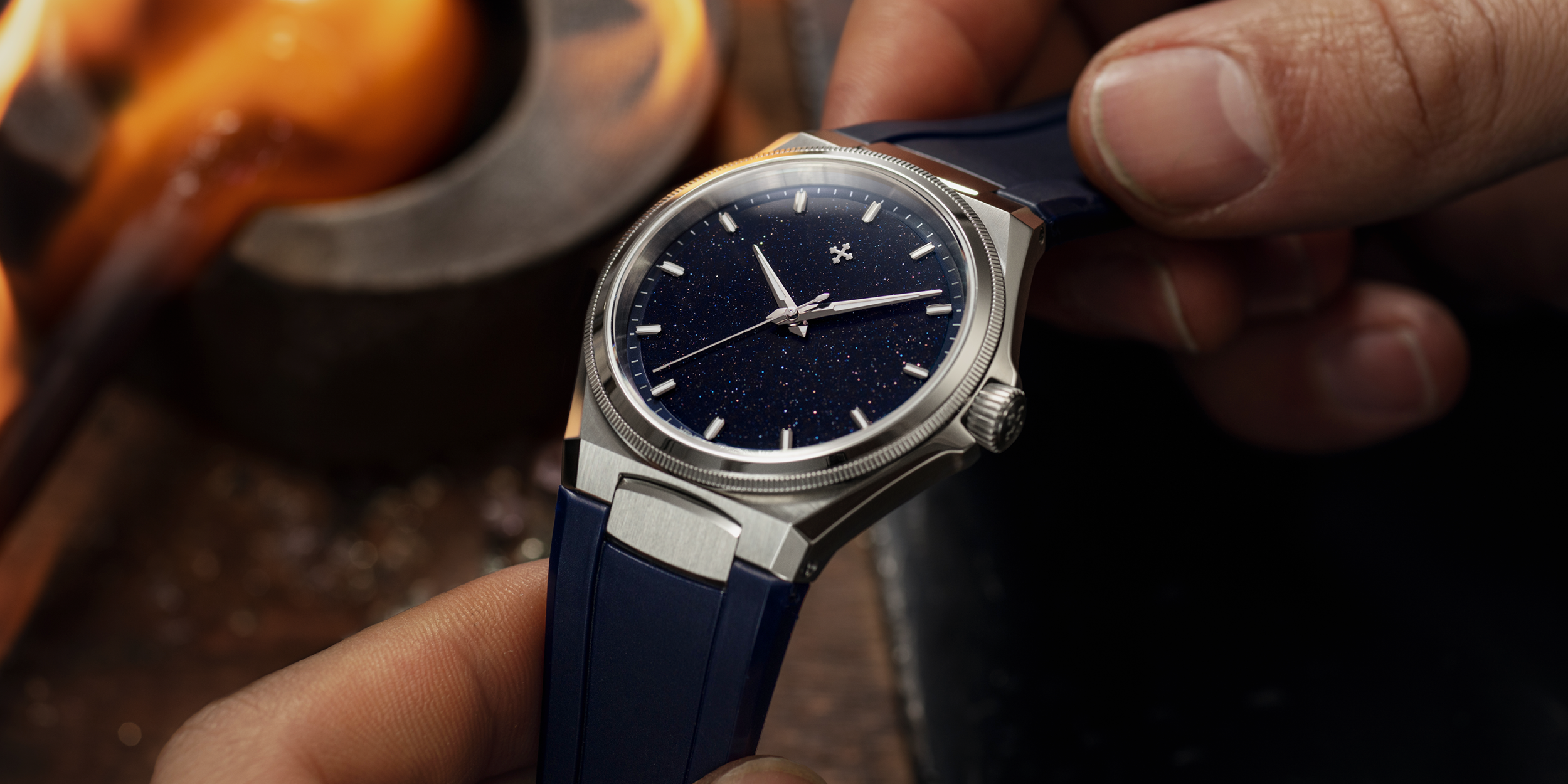 arsenale avventurina presentazione con sfondo fabbrica di vetro