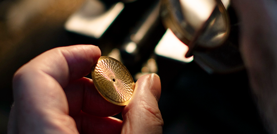 incisione artigianale quadrante guilloche fatto da maestro renzetti per redentore utopia