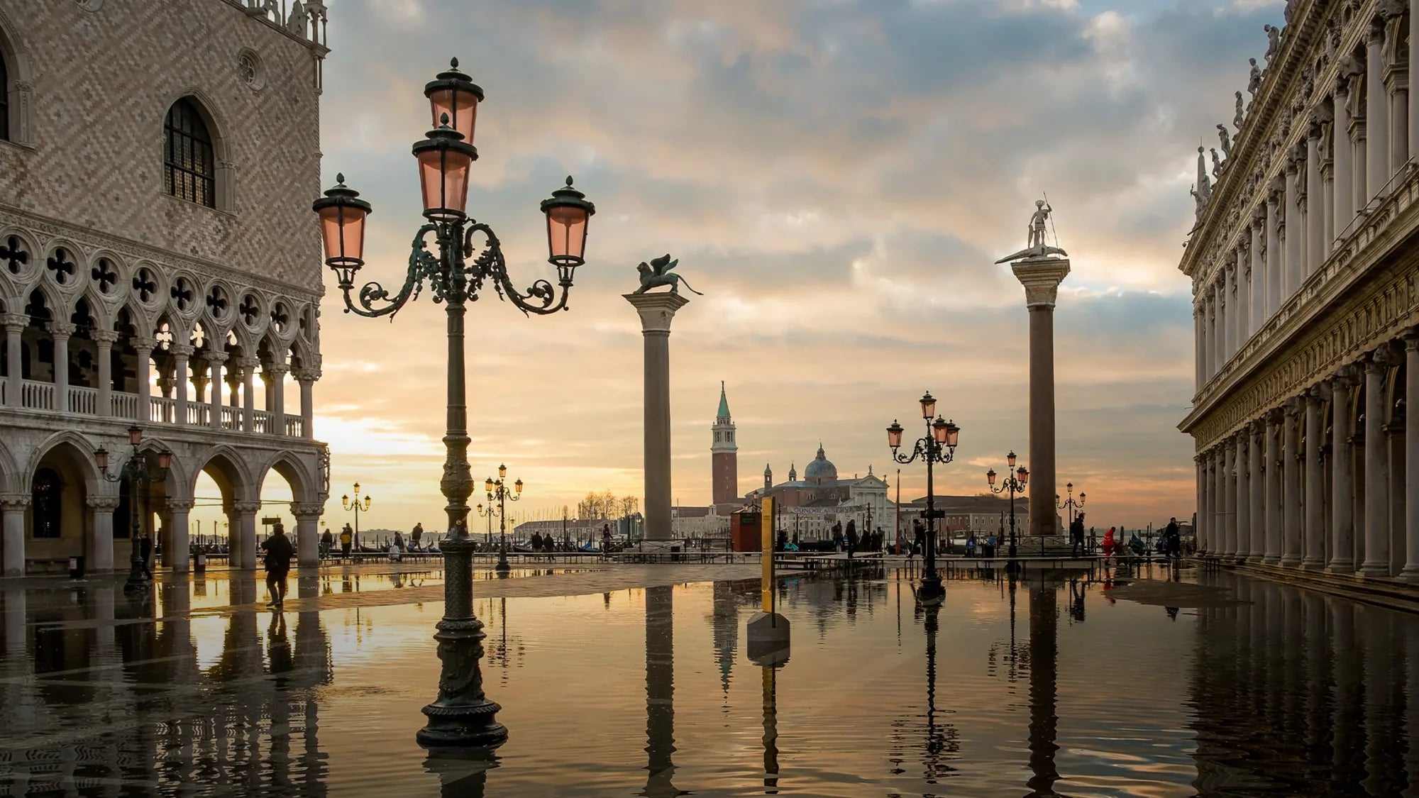 foto piazza san marco venezia all'alba colonne con leone veneto venezianico