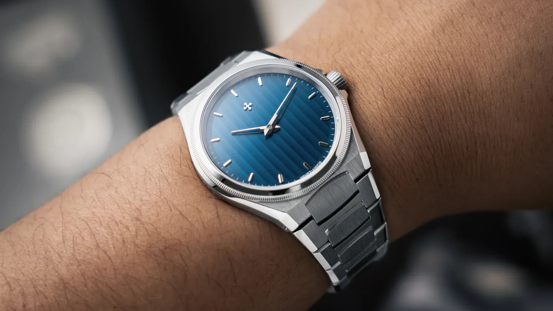 foto arsenale venezianico con quadrante blu indossato