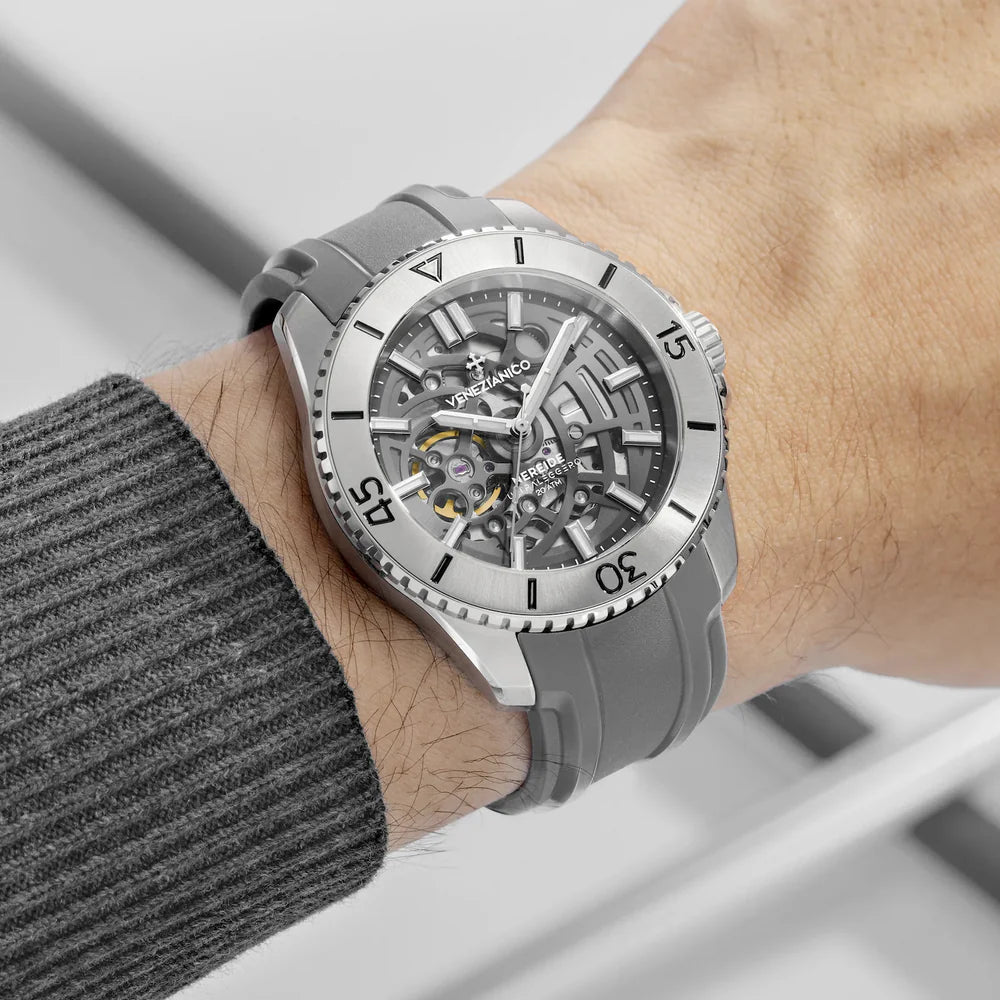 venezianico nereide ultraleggero silver con cinturino in gomma indossato