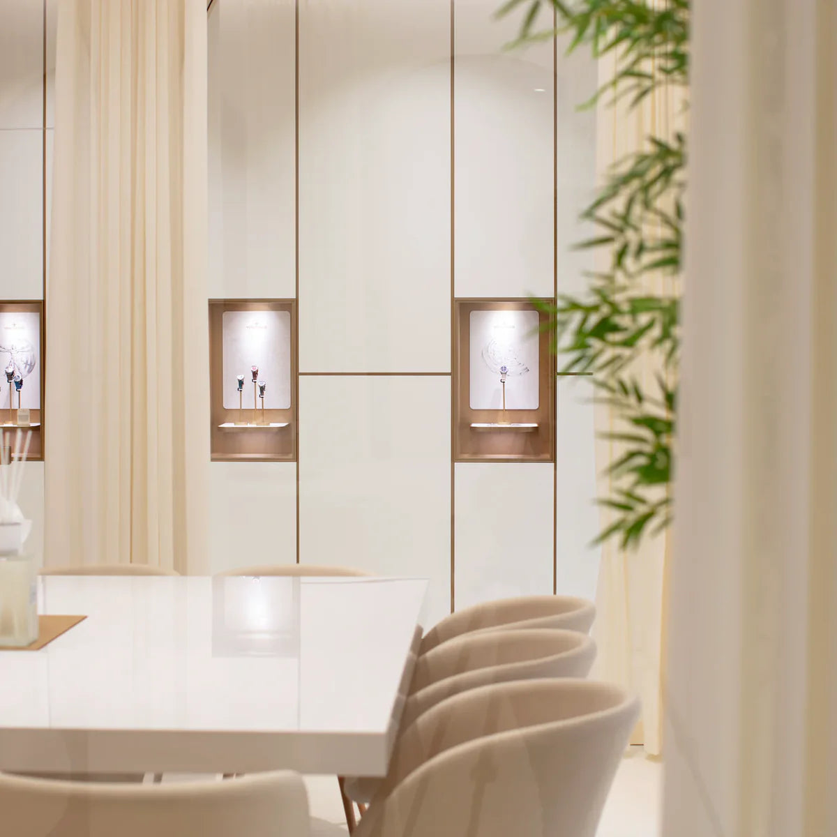 Atelier Venezianico di San Donà di Piave: teche illuminate con orologi