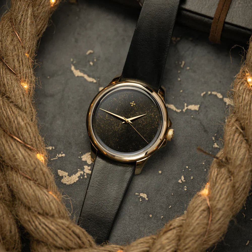 redentore bronzo con corda che richiama al colore della cassa