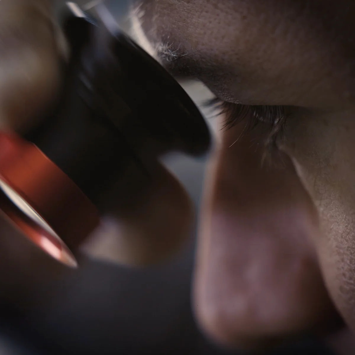 orologiaio che osserva e controlla orologio