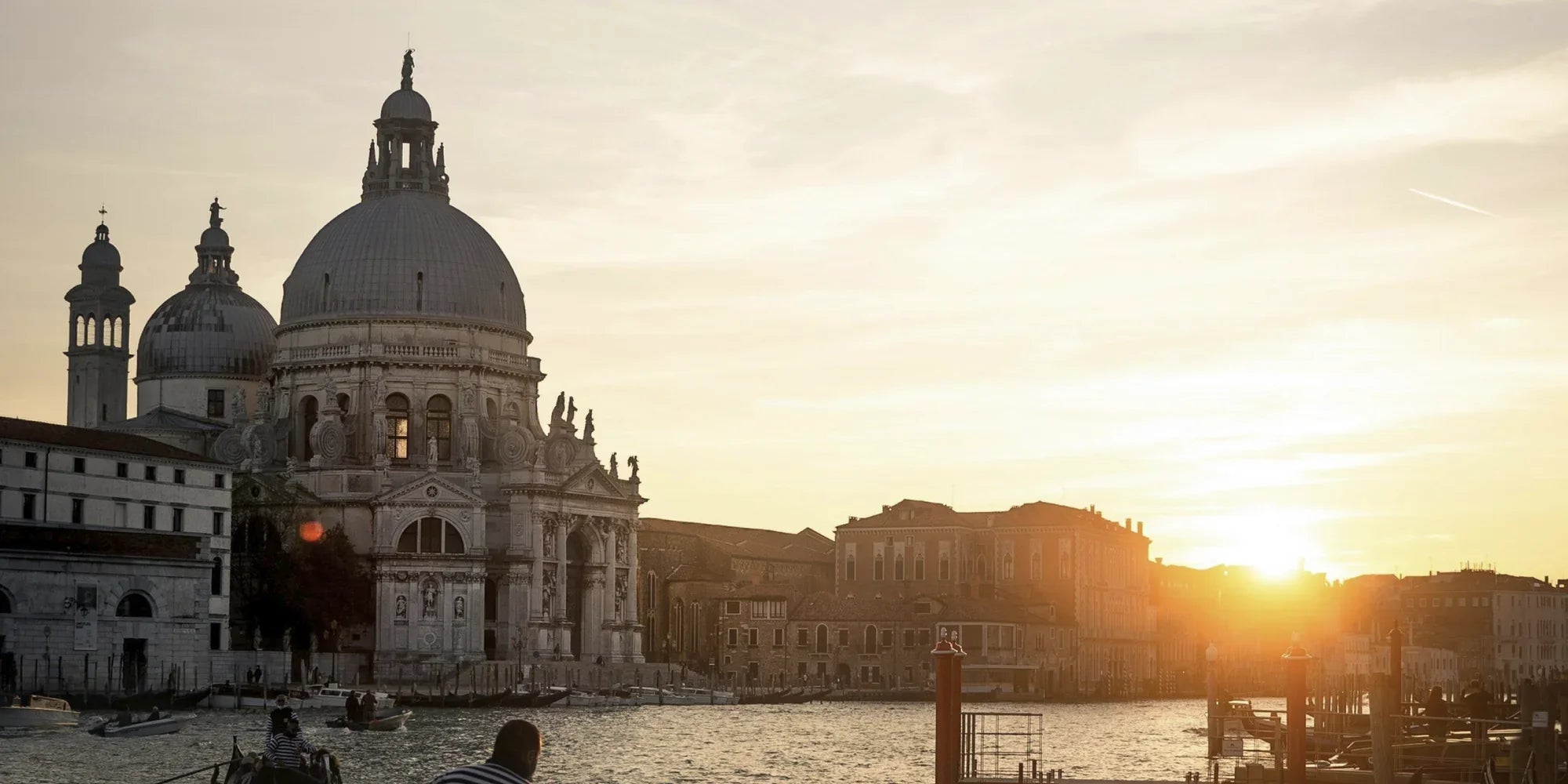foto all'alba della basilica della salute a venezia per venezianico