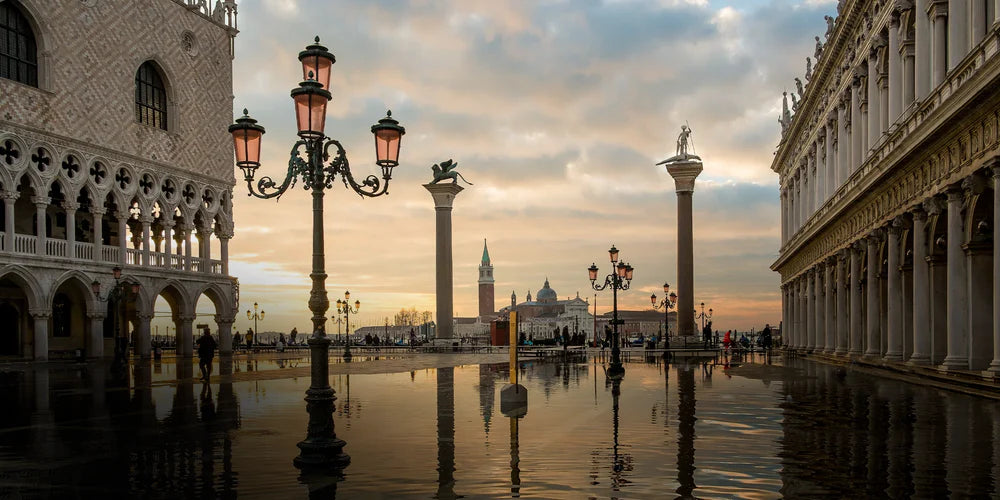 foto piazza san marco venezia all'alba con colonne e leone venezianico