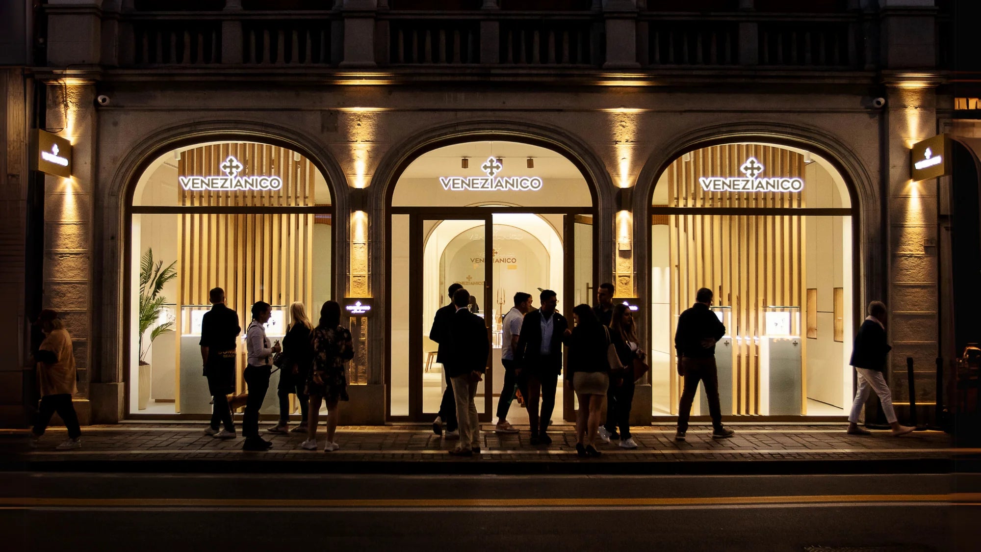 Venezianico Atelier a San Donà di Piave: esterni illuminati di notte il giorno dell’inaugurazione