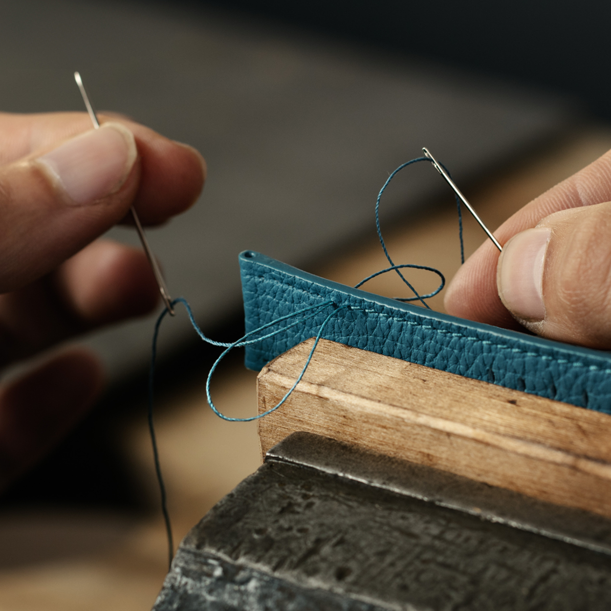 dettaglio cinturino in pelle goffrata made in italy redentore utopia venezianico