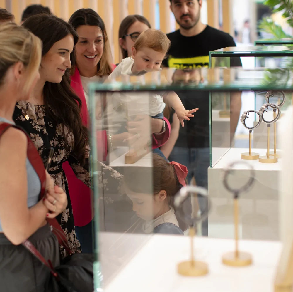 Clienti che osservano l'esposizione all'interno del Venezianico Atelier a San Donà di Piave il giorno dell'inaugurazione