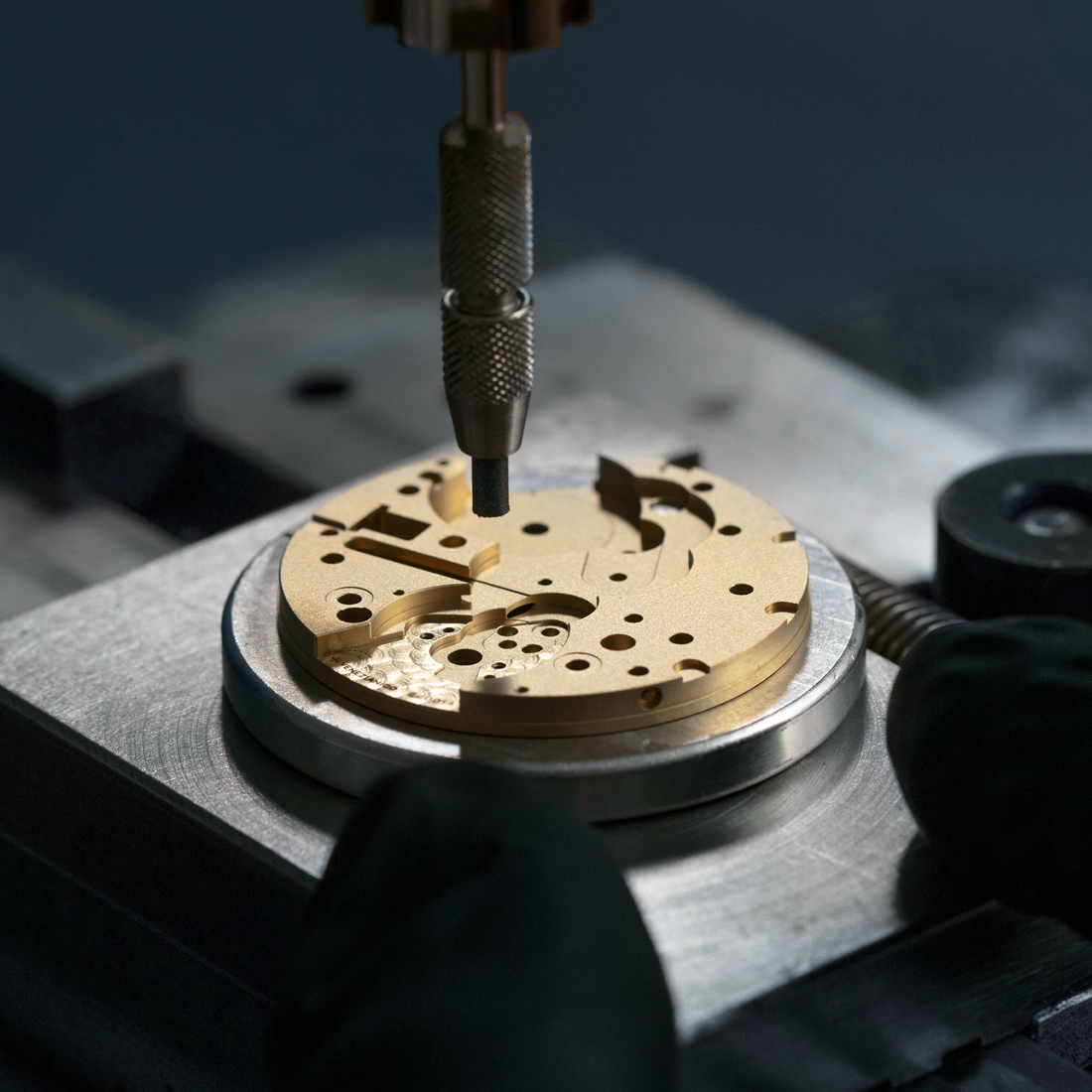 caratteristiche calibro v5000 venezianico micro perlage eseguito sulla platina