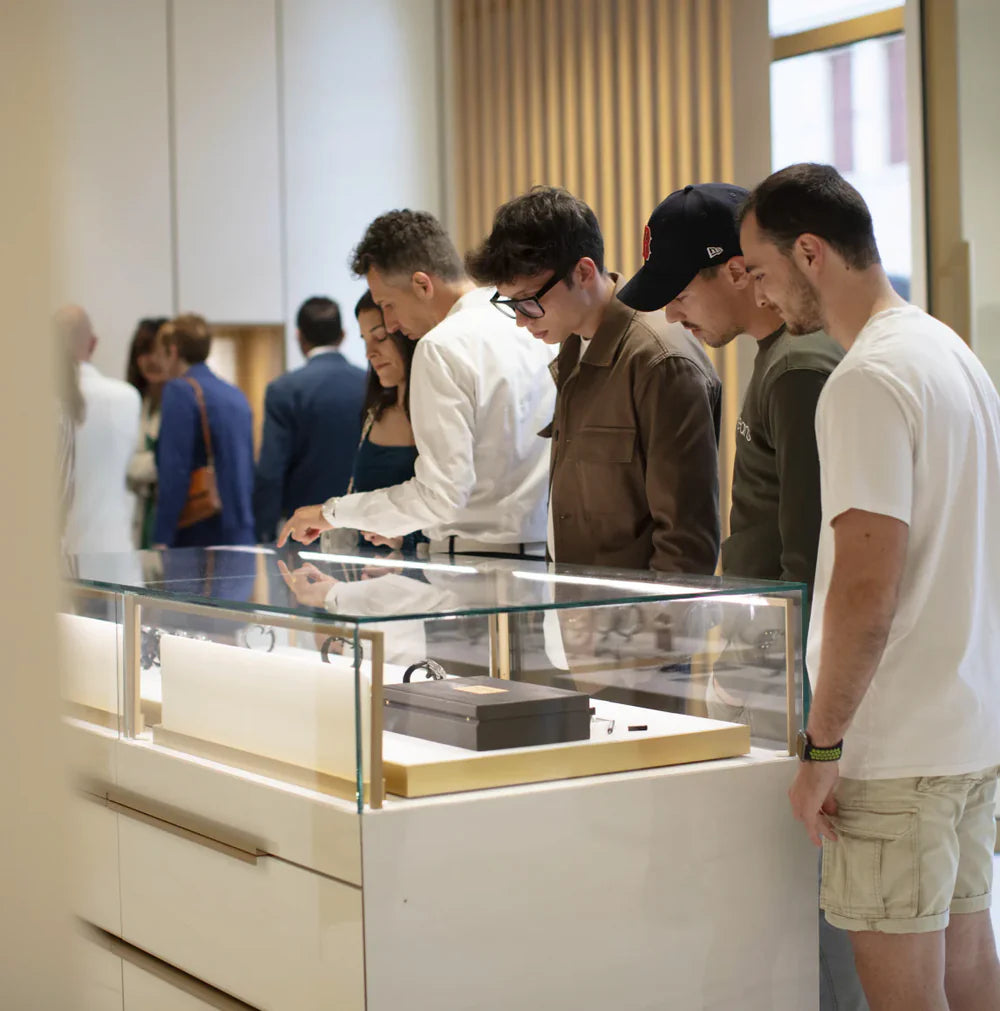 Persone che osservano gli orologi Venezianico esposti durante l’inaugurazione dell’atelier a San Donà di Piave