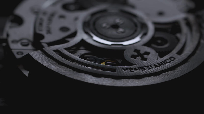 video del montaggio di un nereide gmt ceratung da parte dell'orologiaio di venezianico